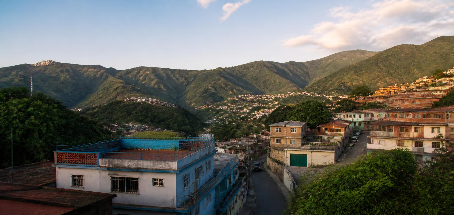Vista panorámica de un pueblo venezolano entre montañas al atardecer
